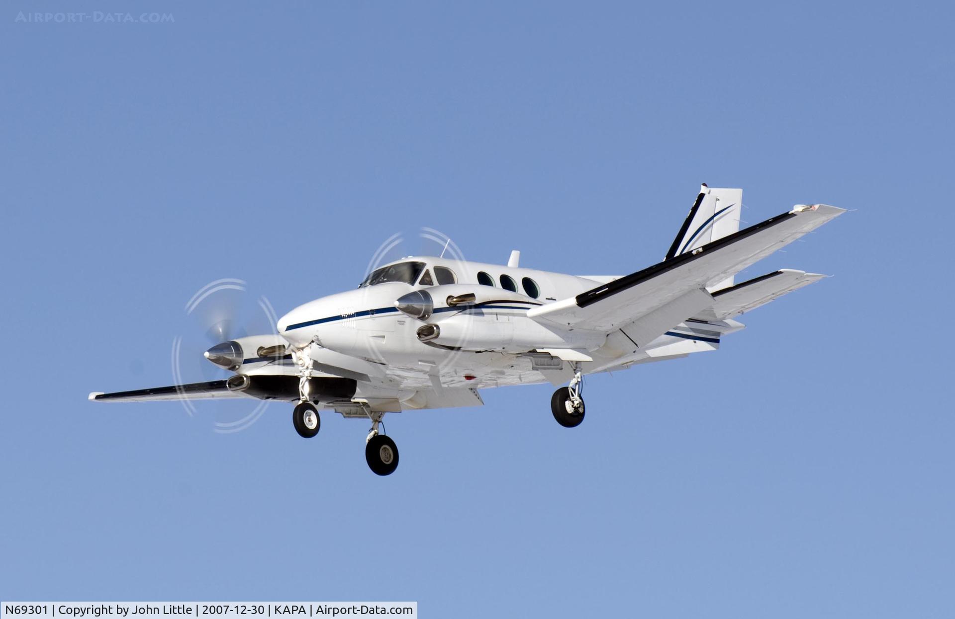 N69301, 1984 Beech C90 King Air C/N LJ-1079, Approach to 17L