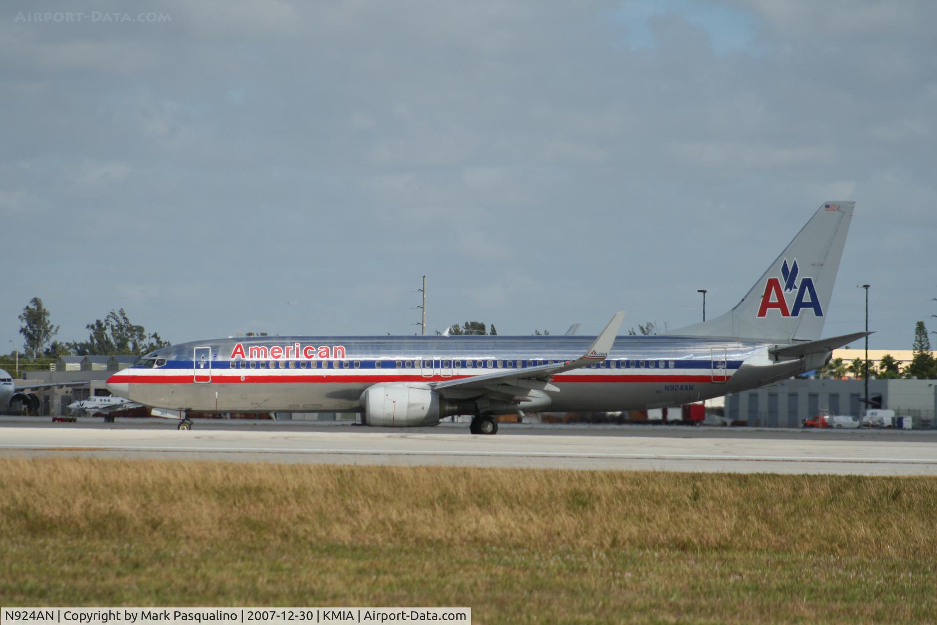 N924AN, 1999 Boeing 737-823 C/N 29525, Boeing 737-800