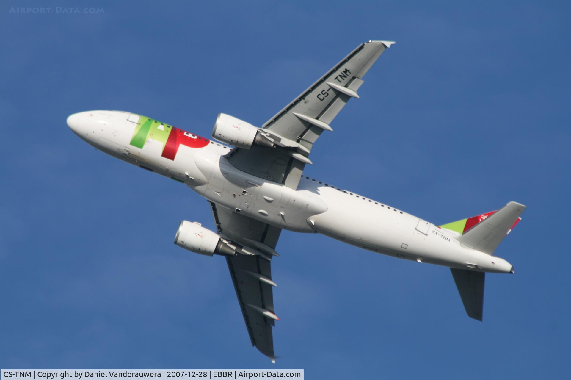 CS-TNM, 2002 Airbus A320-214 C/N 1799, flight TP605 is taking off from rwy 25R