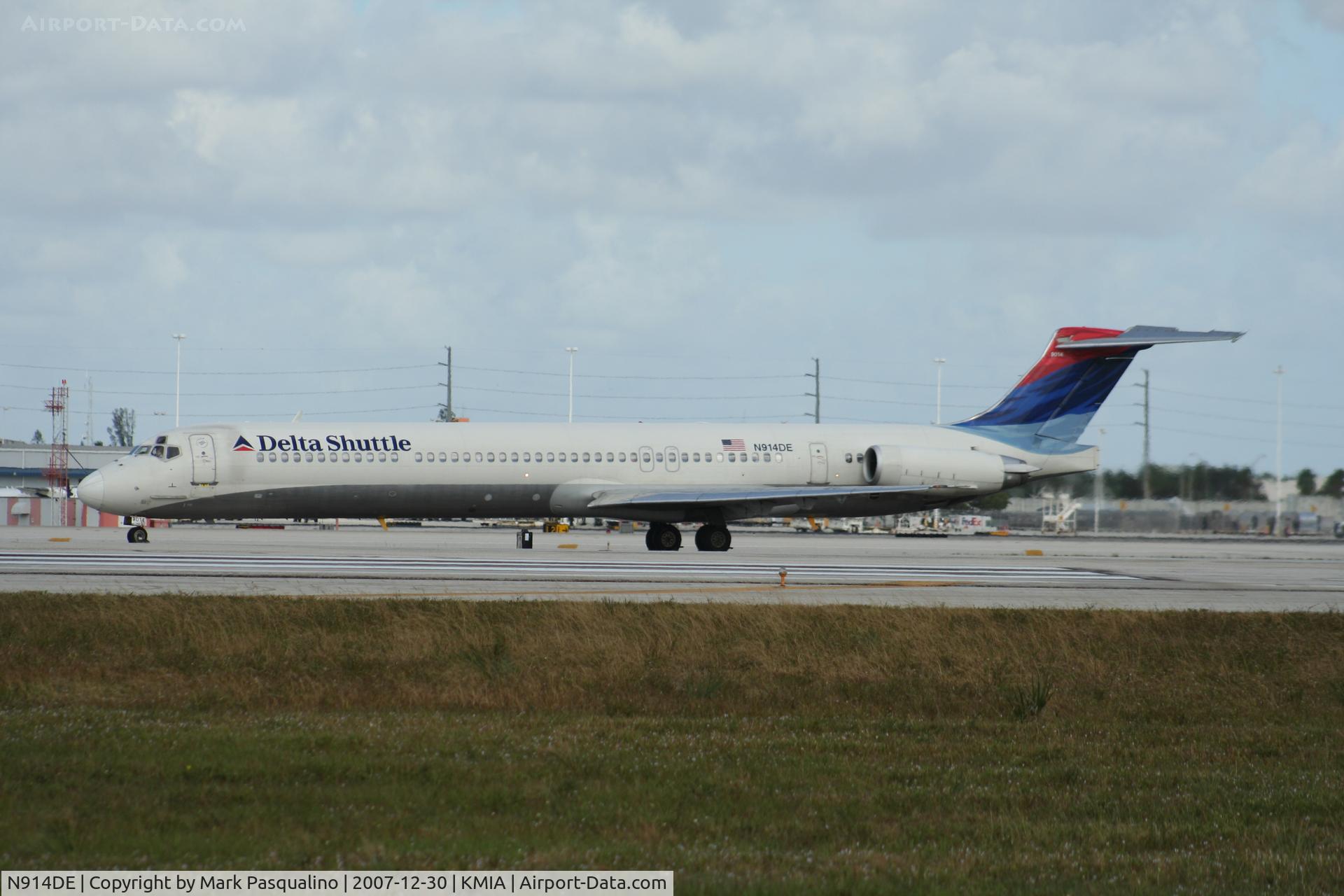 N914DE, 1993 McDonnell Douglas MD-88 C/N 49957, MD-88