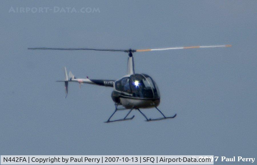 N442FA, 1987 Robinson R22 BETA C/N 0708, An R22 coming in, amidst the other helo traffic
