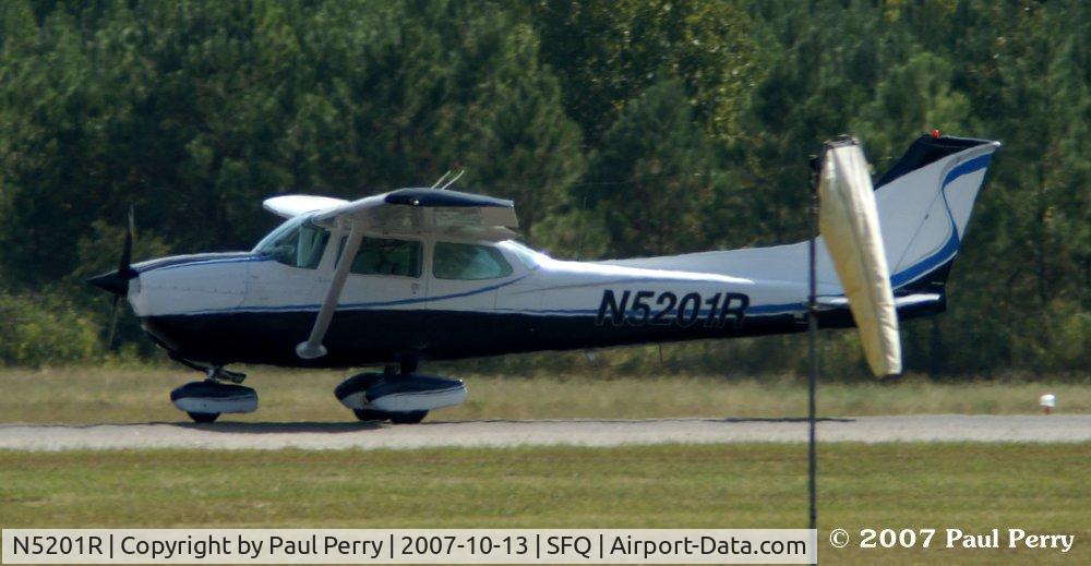 N5201R, 1974 Cessna 172M C/N 17263418, Easy landing, no wind to speak of
