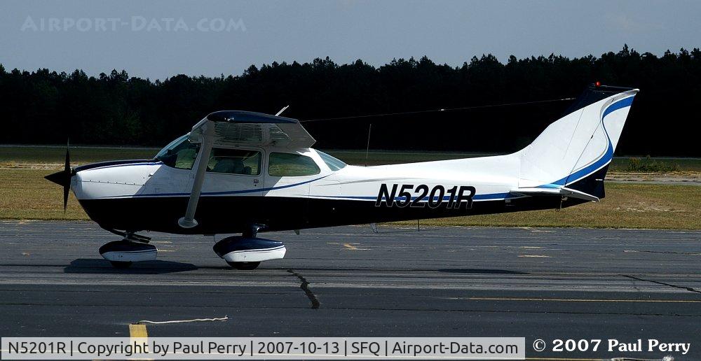 N5201R, 1974 Cessna 172M C/N 17263418, Pleasing profile as she passes
