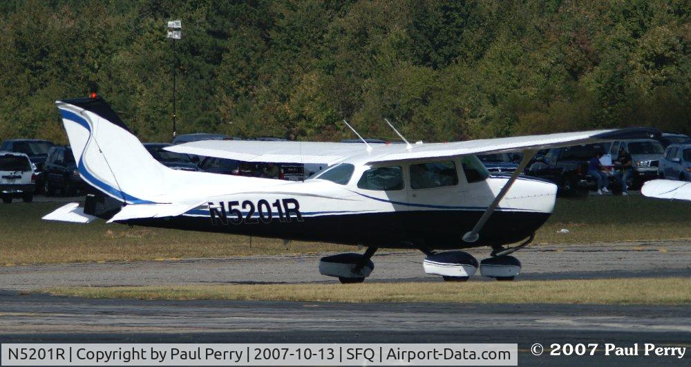 N5201R, 1974 Cessna 172M C/N 17263418, Easing up to the fuel pit, the sun playing on her different blues