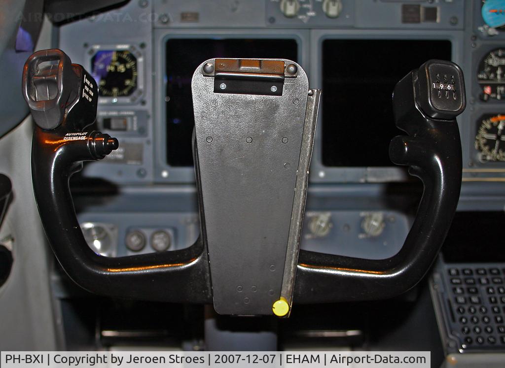 PH-BXI, 2000 Boeing 737-8K2 C/N 30358, Captain's toy