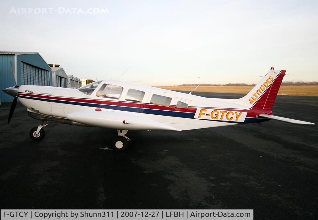 F-GTCY, 1977 Piper PA-32-260 Cherokee Six Cherokee Six C/N 32-7700021, Parked in front of the paratrooping hangar