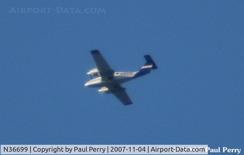 N36699, 1978 Piper PA-44-180 Seminole C/N 44-7995005, Banking to line up for her landing