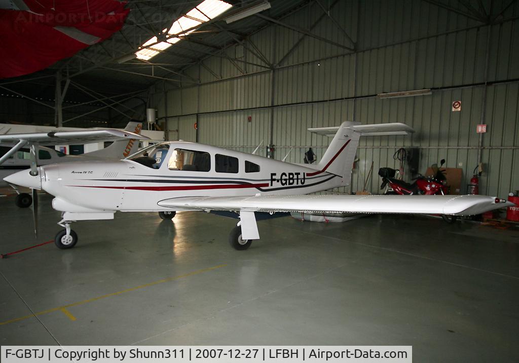F-GBTJ, Piper PA-28RT-201T Arrow IV C/N 28R7931282, Inside paratrooping hangard
