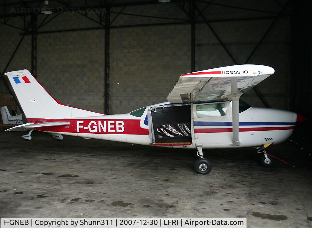 F-GNEB, Cessna U206F Stationair C/N U20603364, Inside airclub's hangard