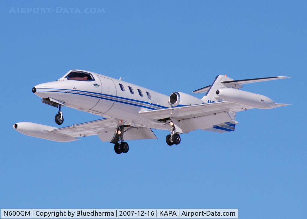 N600GM, 1981 Gates Learjet 25D C/N 290, AirLife Denver Approach to 17L.