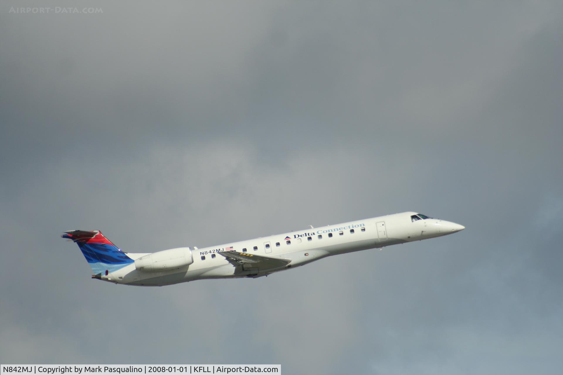 N842MJ, 2001 Embraer EMB-145LR C/N 145457, EMB-145LR