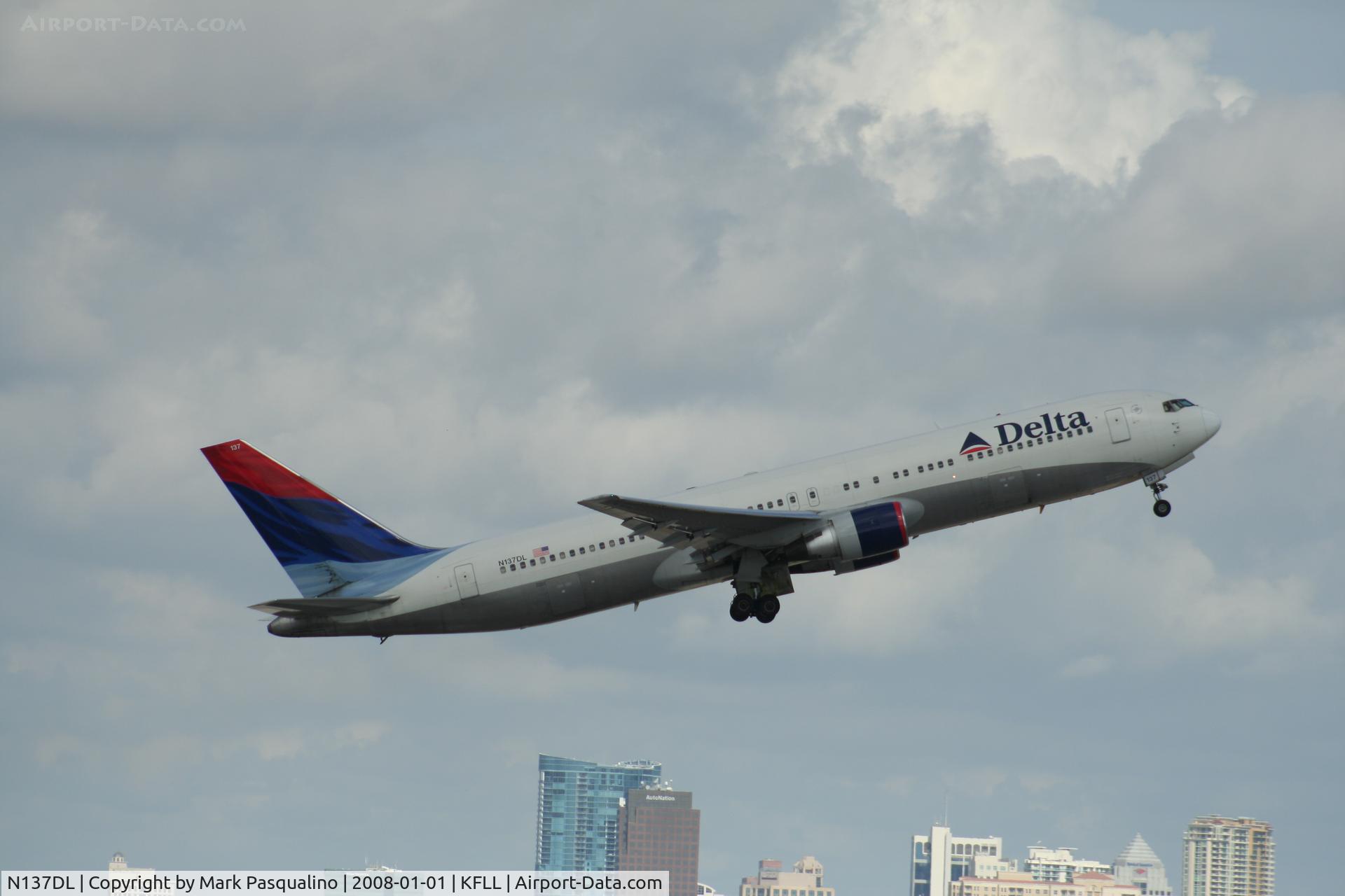 N137DL, 1991 Boeing 767-332 C/N 25306, Boeing 767-300