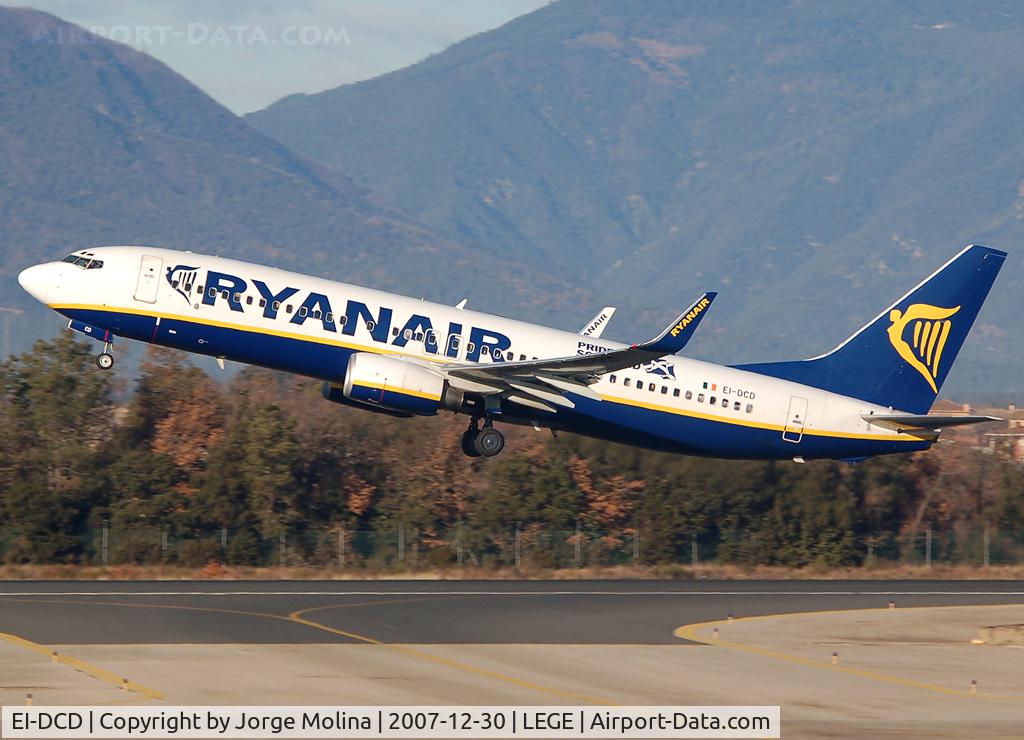 EI-DCD, 2004 Boeing 737-8AS C/N 33562, Taking off RWY 20.