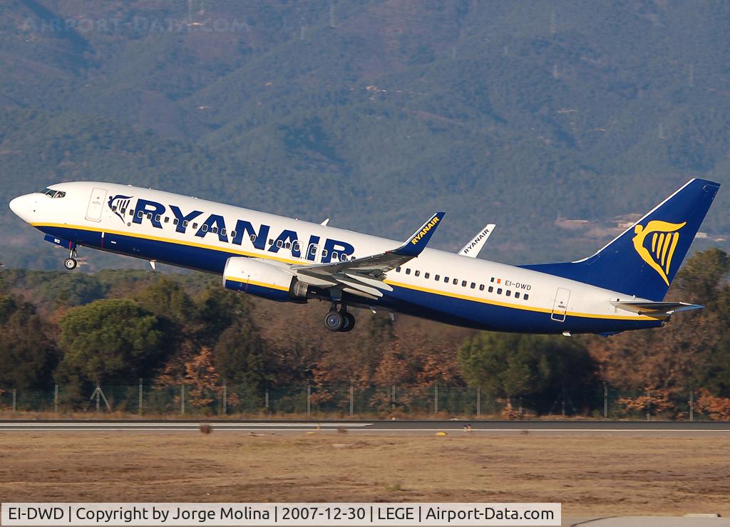 EI-DWD, 2007 Boeing 737-8AS C/N 33642, Taking off RWY 20.