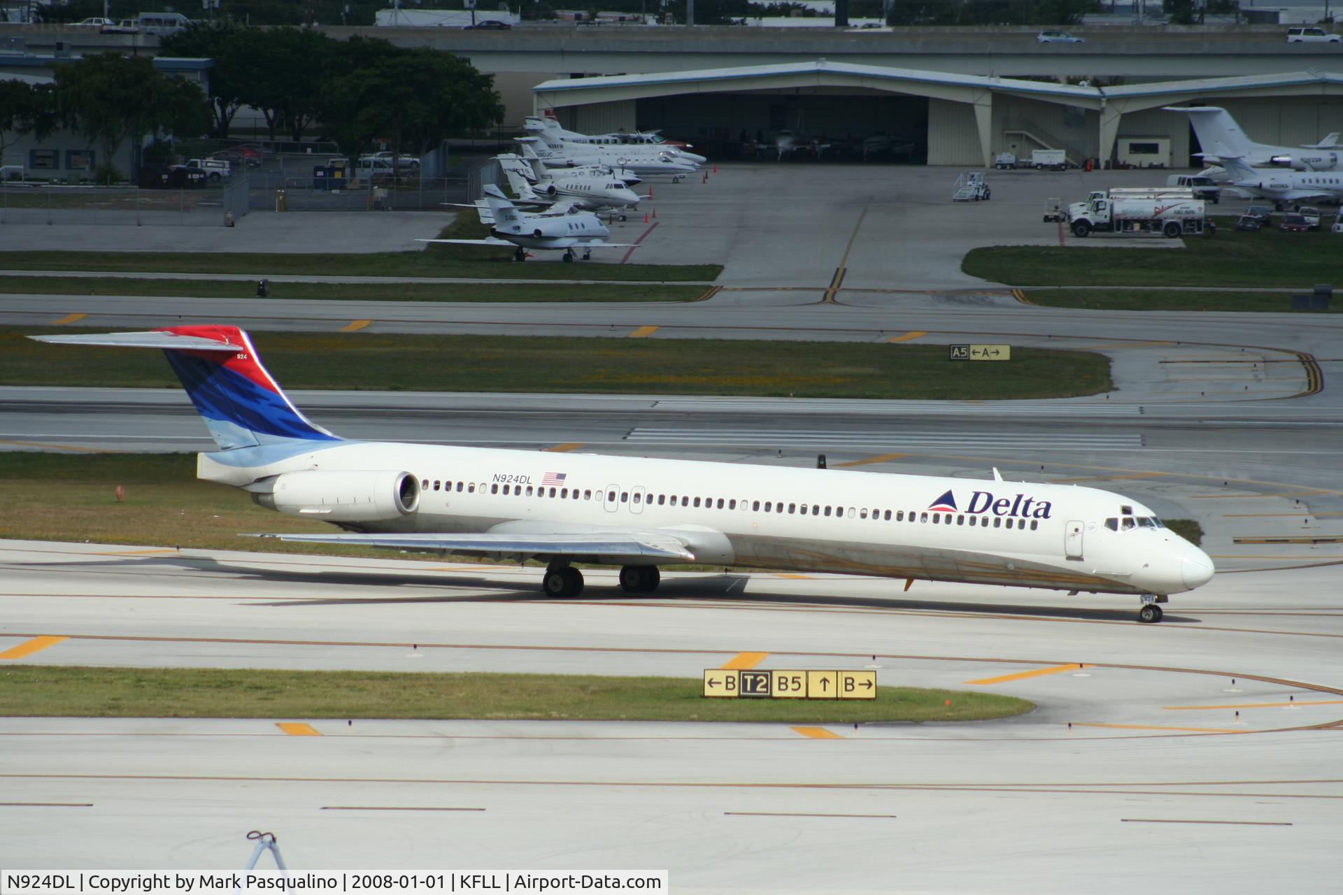 N924DL, 1988 McDonnell Douglas MD-88 C/N 49711, MD-88