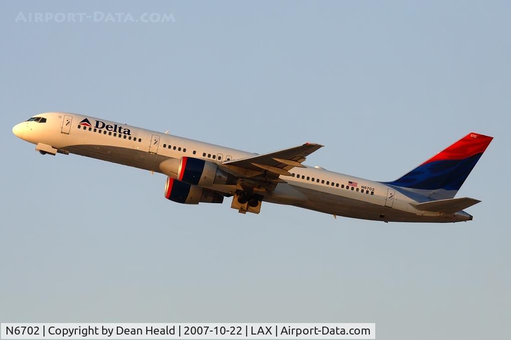 N6702, 1999 Boeing 757-232 C/N 30188, Delta Airlines N6702 (FLT DAL1426) climbing out from RWY 25R enroute to Hartsfield-Jackson Atlanta Int'l (KATL).