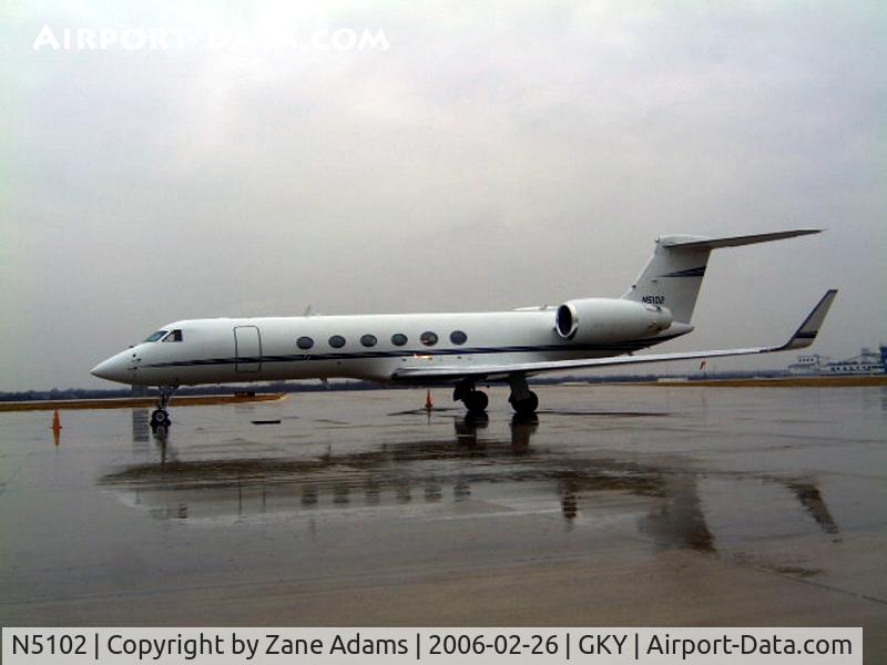 N5102, 1998 Gulfstream Aerospace G-V C/N 551, Rainy Day at the airport...