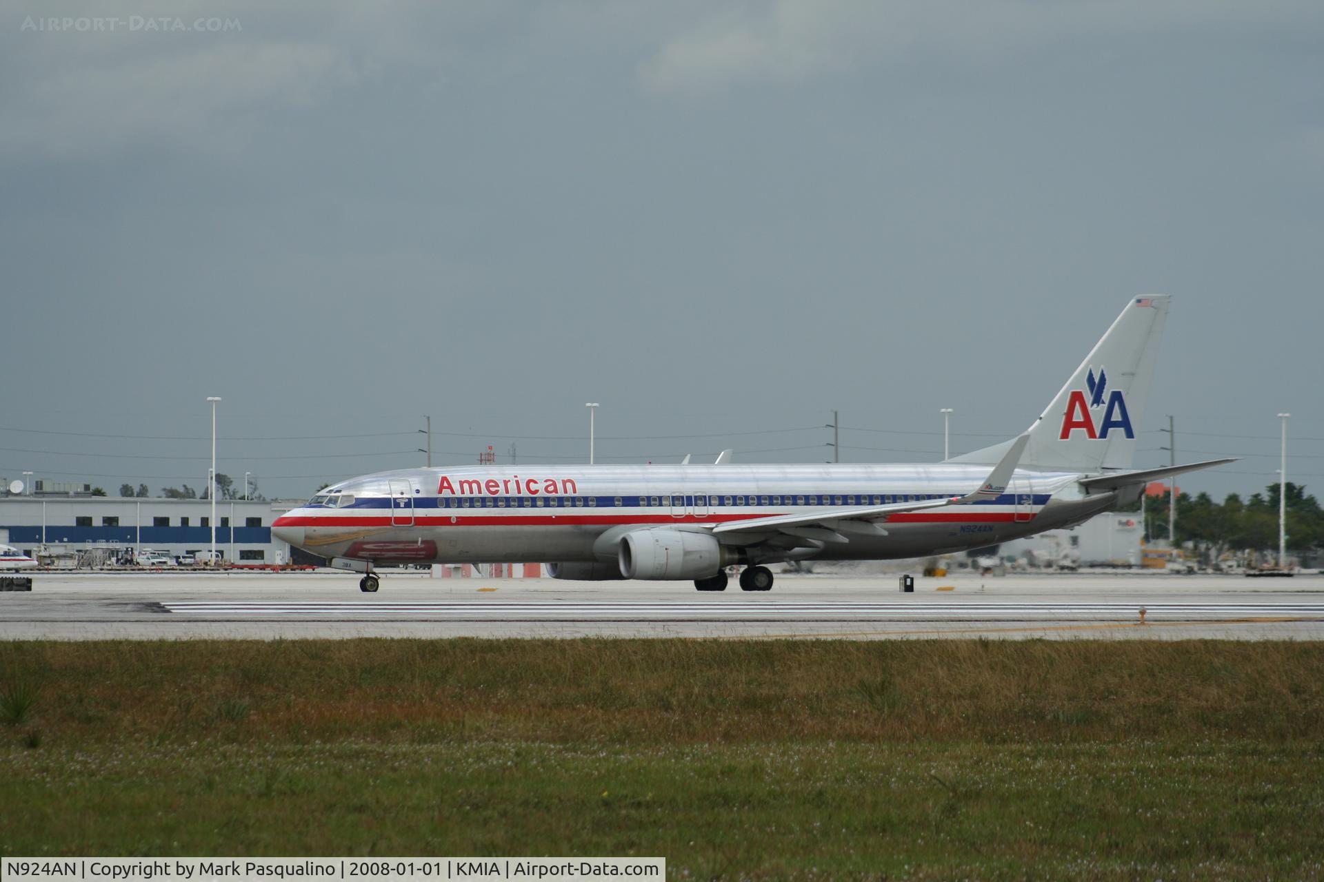 N924AN, 1999 Boeing 737-823 C/N 29525, Boeing 737-800