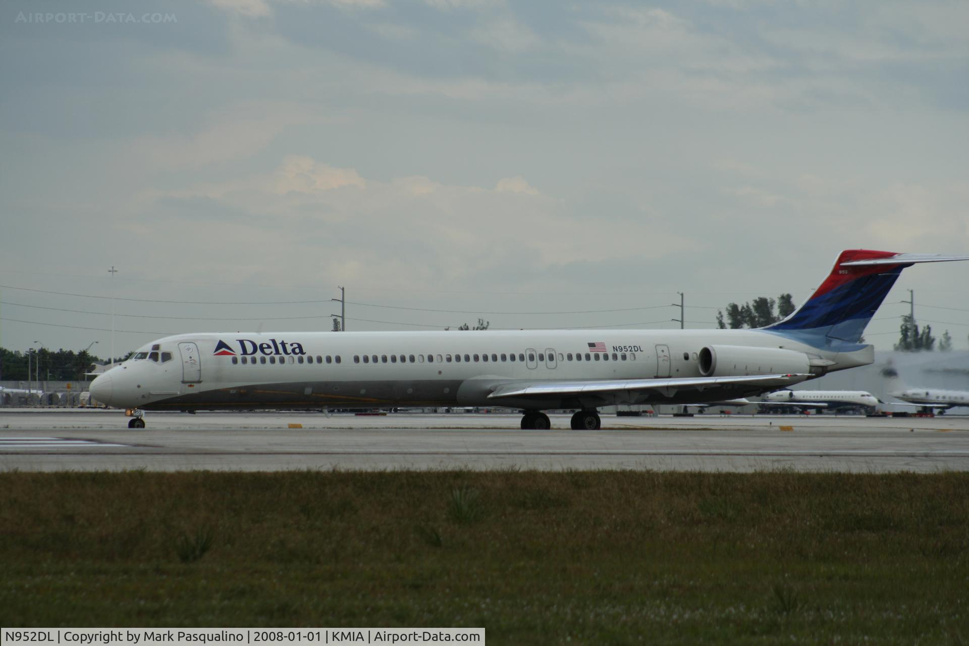 N952DL, 1990 McDonnell Douglas MD-88 C/N 49883, MD-88