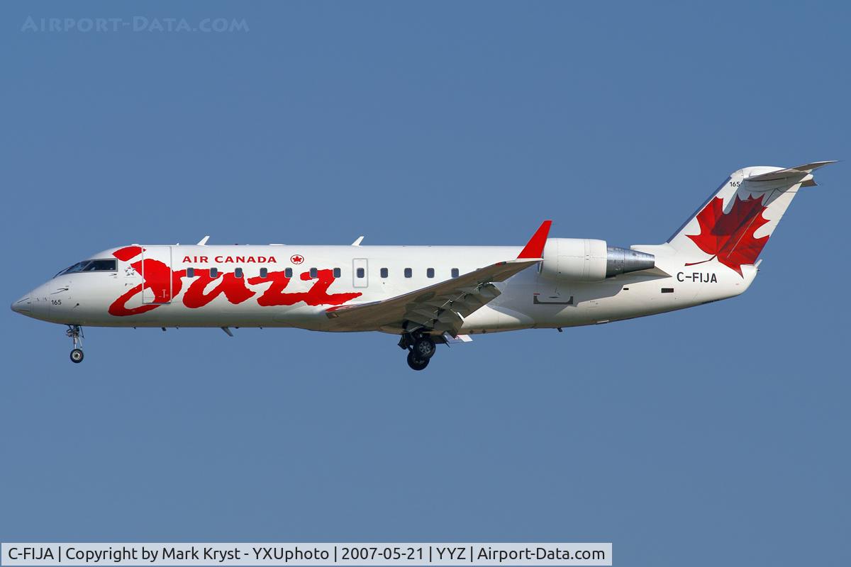 C-FIJA, 2004 Bombardier CRJ-200ER (CL-600-2B19) C/N 7987, Short final for RWY05.