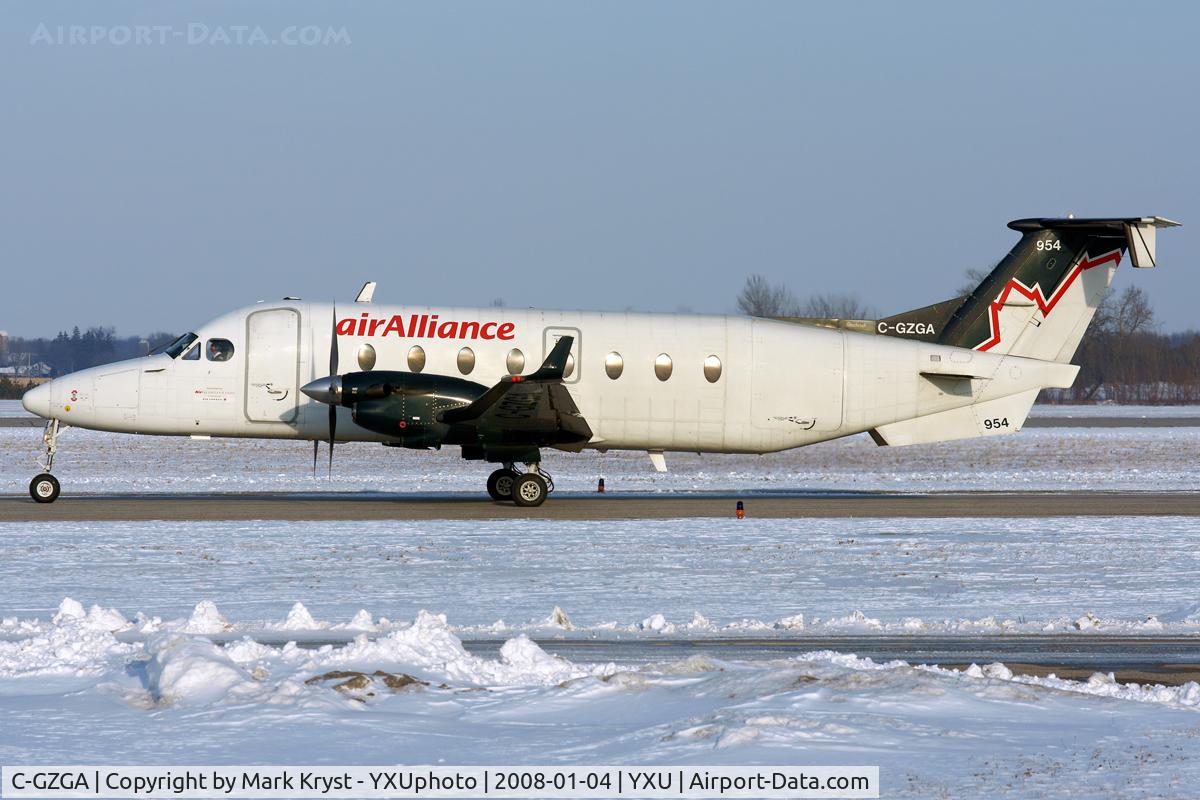 C-GZGA, 1998 Beech 1900D C/N UE-306, Taxiing for departure via RWY27.