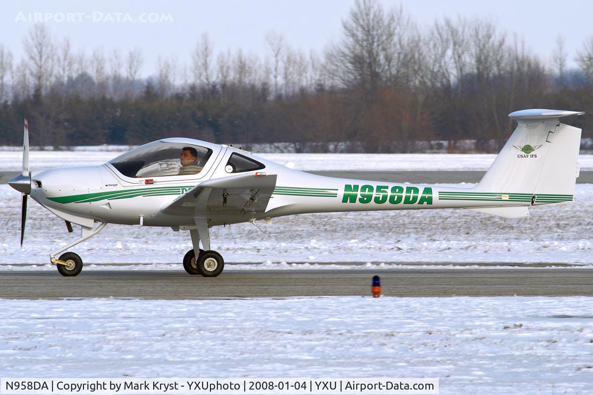 N958DA, 2007 Diamond DA-20C-1 Eclipse C/N C0468, Taxiing on Golf.