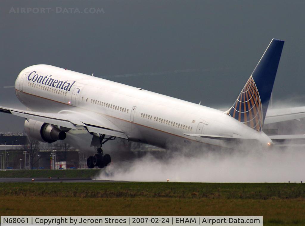N68061, 2002 Boeing 767-424/ER C/N 29456, Wet day