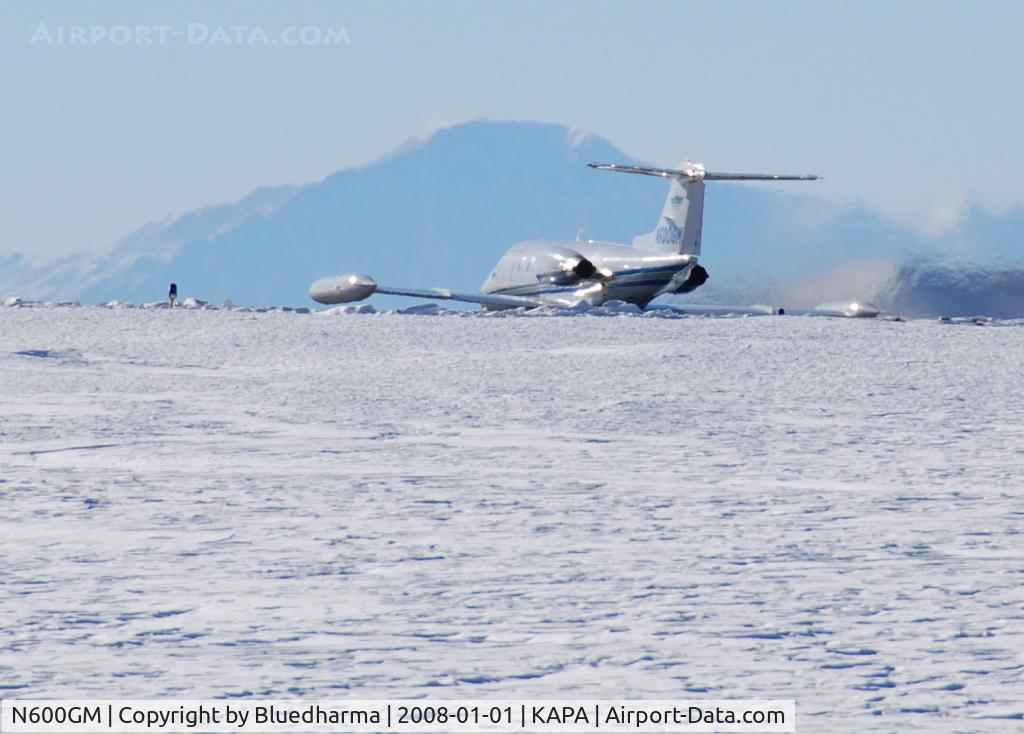N600GM, 1981 Gates Learjet 25D C/N 290, AirLife Denver take off with Pikes Peak in the Distance.