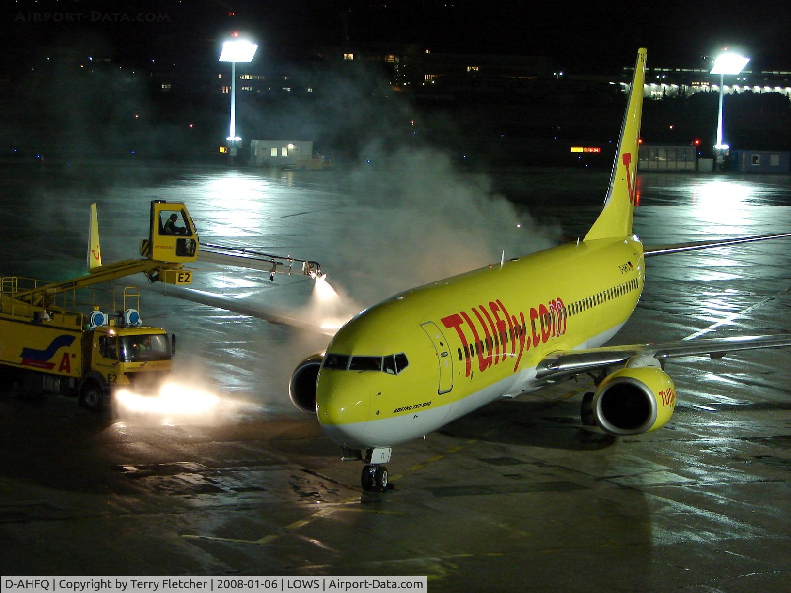 D-AHFQ, 2000 Boeing 737-8K5 C/N 27992, Hapag 737 gets the full de-ice treatment before its last rotation of the day