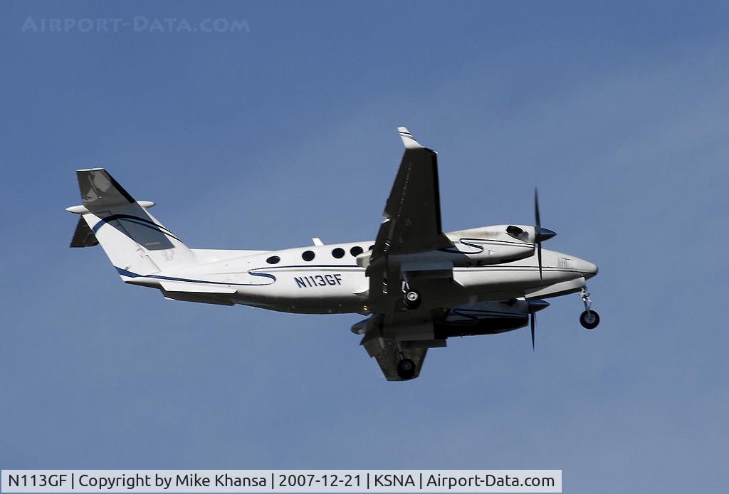N113GF, 1993 Beech B300 King Air C/N FL-103, Beech B300 on short final.