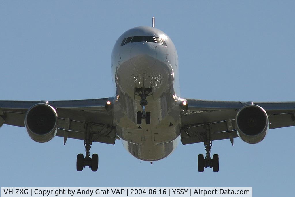 VH-ZXG, 1992 Boeing 767-336/ER C/N 25443, Qantas 767-300