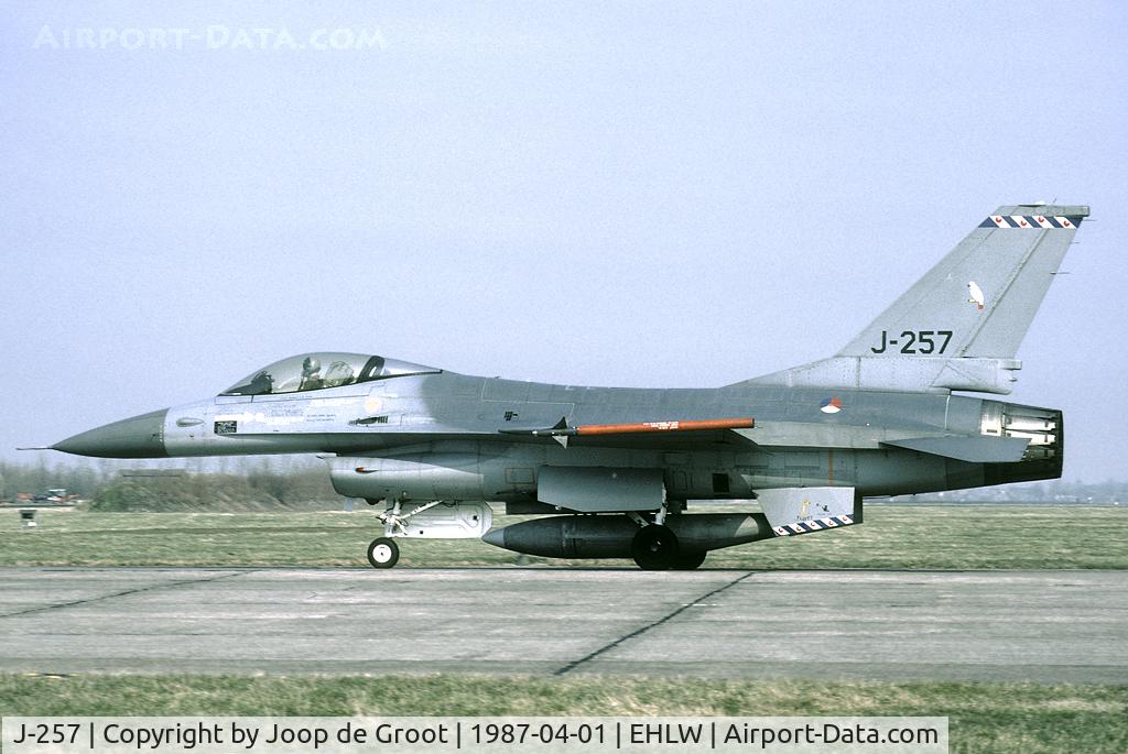 J-257, Fokker F-16A Fighting Falcon C/N 6D-46, After the childish ban from The Hague in 1982 the first colored Frisian band reappeared in 1987. The colors of the Frisian flag were painted on both the ventral fins and the tail fin.