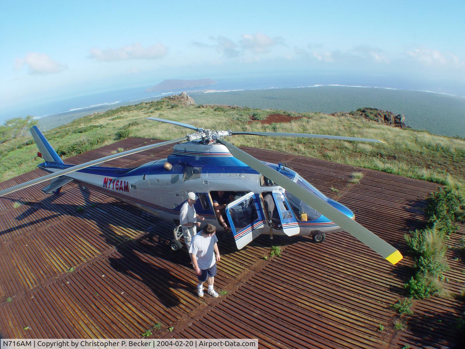 N716AM, 1980 Agusta A-109A C/N 7175, Navy contractors departing a helicopter on Niihau in Hawaii