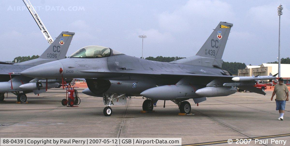 88-0439, 1988 General Dynamics F-16CG Night Falcon C/N 1C-41, There were more Vipers on the ramp than at a COBRA convention. She's from the 524th FS at Cannon AFB