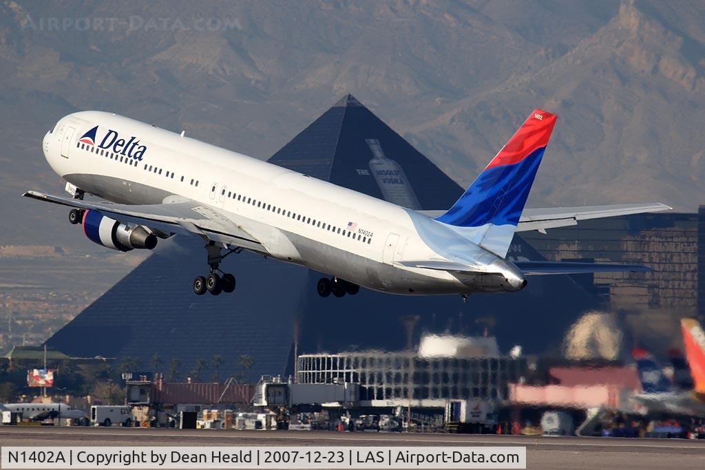 N1402A, 1993 Boeing 767-332 C/N 25989, Delta Airlines N1402A (FLT DAL64) climbing out from RWY25R enroute to Hartsfield-Jackson Atlanta Int'l (KATL).