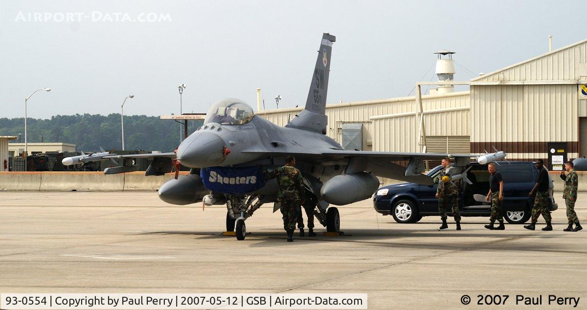 93-0554, 1993 Lockheed F-16C Fighting Falcon C/N CC-189, The support crew getting ready to get her ready