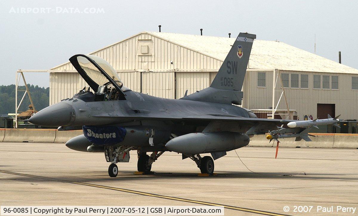 96-0085, 1996 Lockheed Martin F-16C Fighting Falcon C/N CC-207, Airing out the office