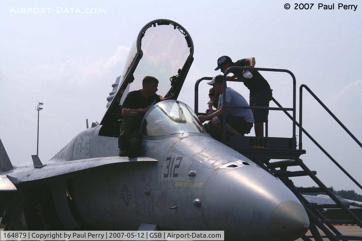 164879, McDonnell Douglas F/A-18C Hornet C/N 1211, Airshow interaction at it's best: proud servicemembers showing off their gear to interested civvies