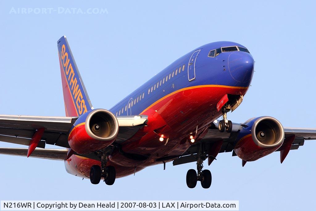 N216WR, 2005 Boeing 737-7H4 C/N 32488, Southwest Airlines N216WR (FLT SWA2256) from Metropolitan Oakland Int'l on short final to RWY 24R.