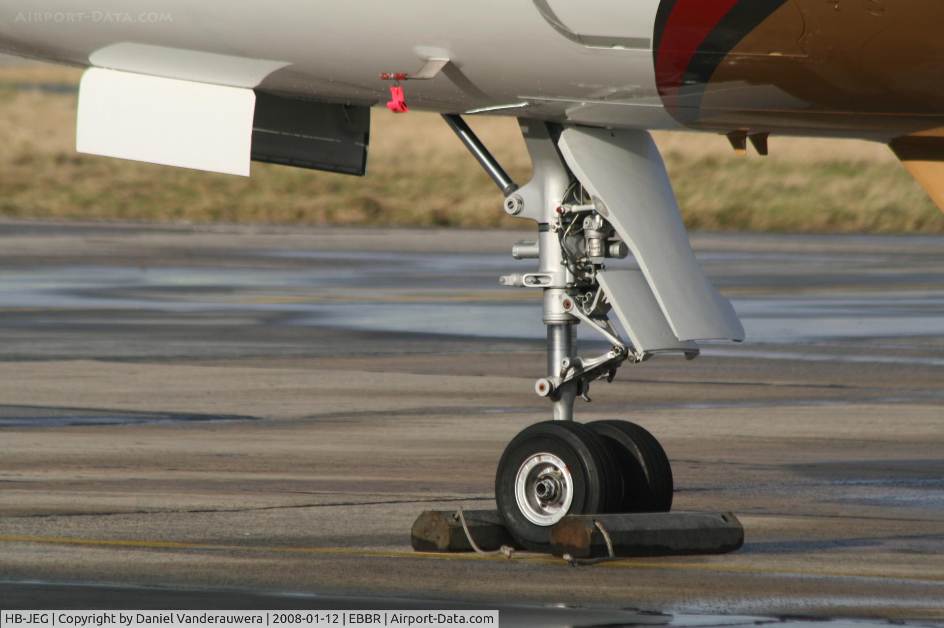 HB-JEG, 2004 Dassault Falcon 2000EX C/N 34, front wheels