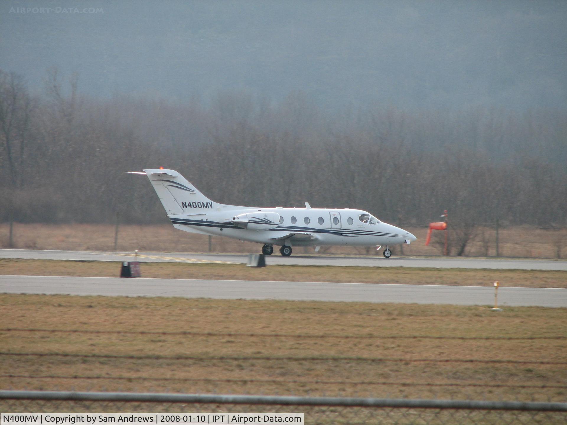 N400MV, 2000 Raytheon Aircraft Company 400A C/N RK-286, Take off run!