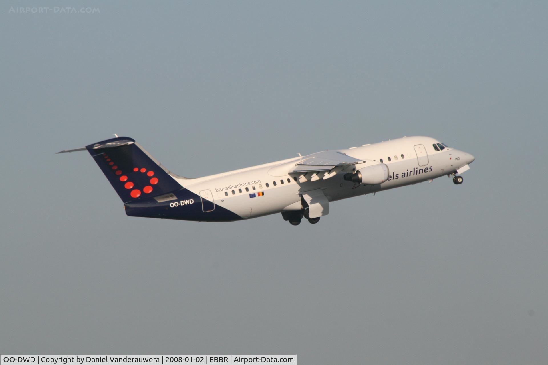 OO-DWD, 1998 British Aerospace Avro 146-RJ100 C/N E3324, flight SN3621 is taking off from rwy 07R