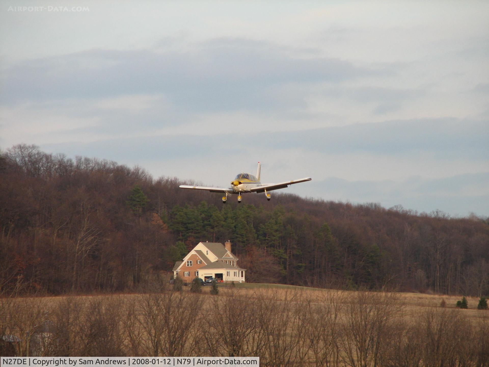 N27DE, 1969 Piper PA-28-180 C/N 28-5348, short final.