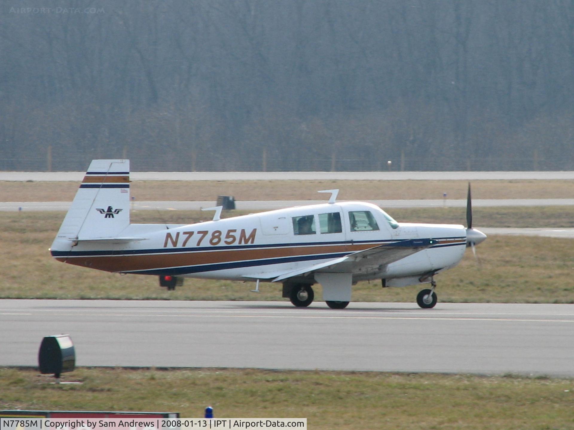 N7785M, 1974 Mooney M20F Executive C/N 22-0033, Taxiing back.