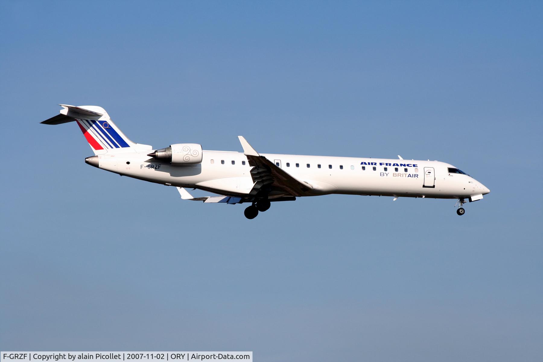 F-GRZF, 2002 Canadair CRJ-700 (CL-600-2C10) Regional Jet C/N 10036, landing