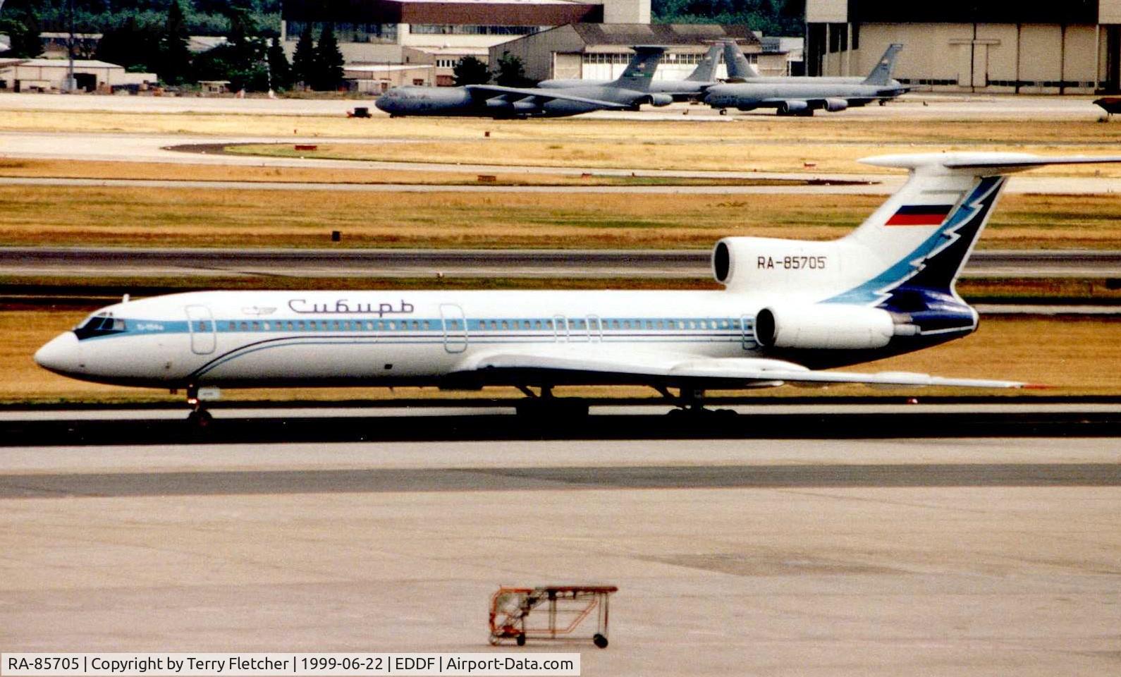 RA-85705, 1991 Tupolev Tu-154M C/N 91A880, Sibir Tu-154 at Frankfurt in 1999