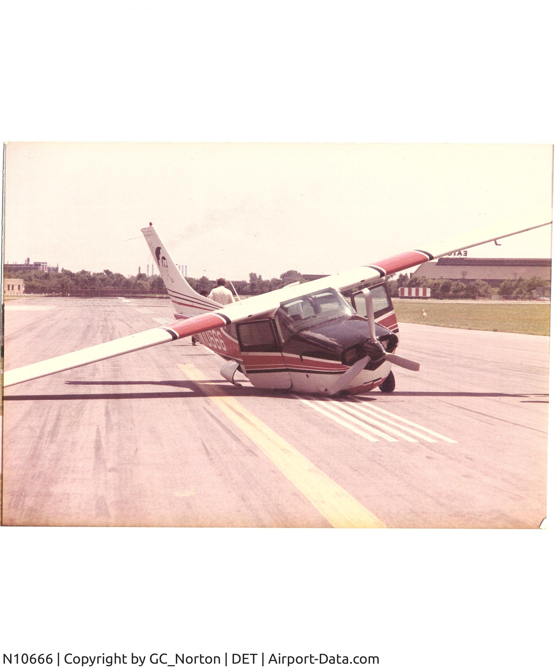 N10666, 1971 Cessna T210K Turbo Centurion C/N 21059484, At DTW late 1970's Landing Gear problem