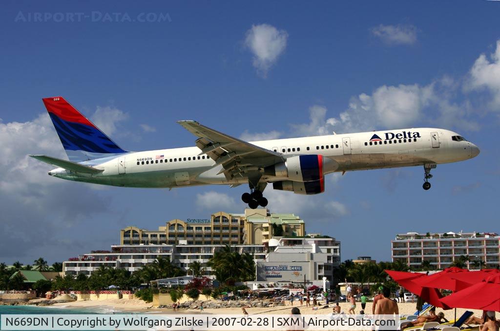 N669DN, 1991 Boeing 757-232 C/N 25142, visitor