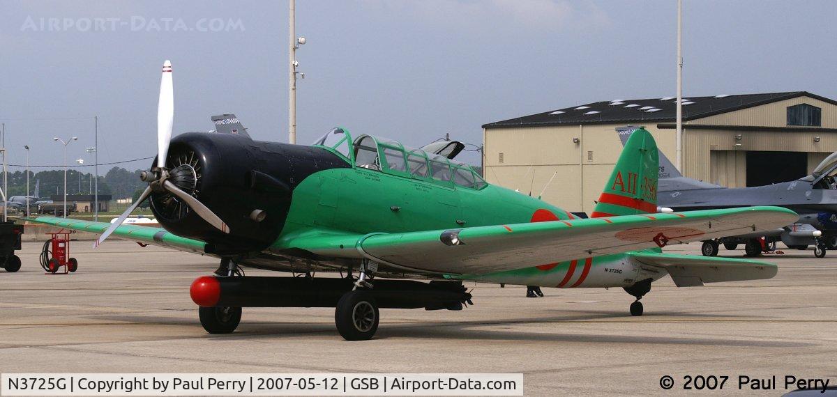 N3725G, 1944 North American SNJ-5 Texan Texan C/N 84875, Sitting around, waiting for showtime