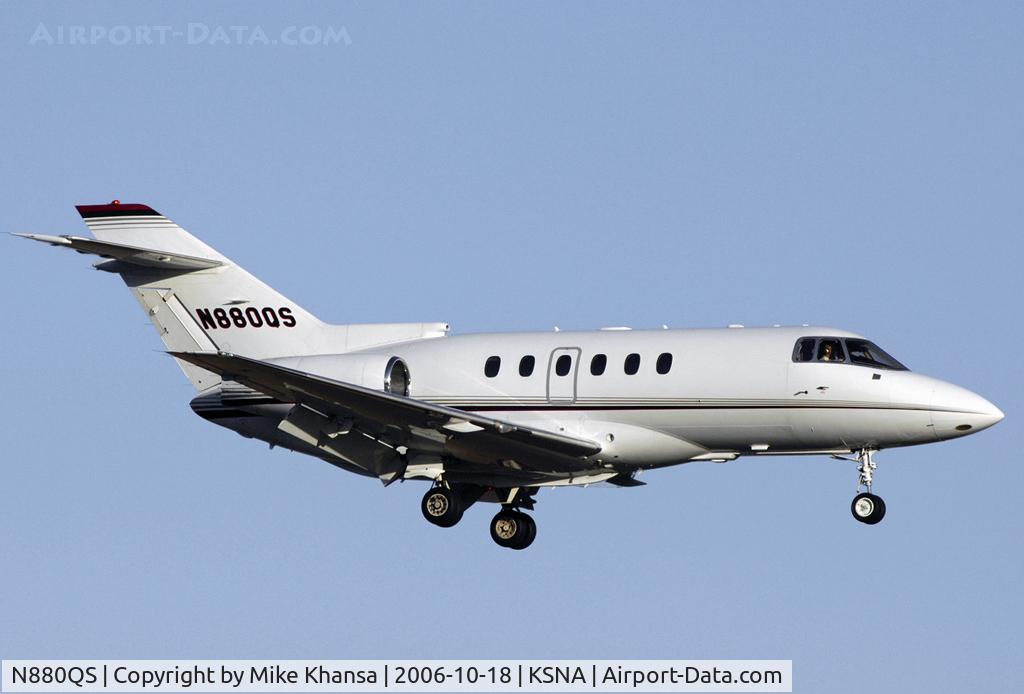 N880QS, 2002 Raytheon Hawker 800XP C/N 258570, Hawker 800XP on short final